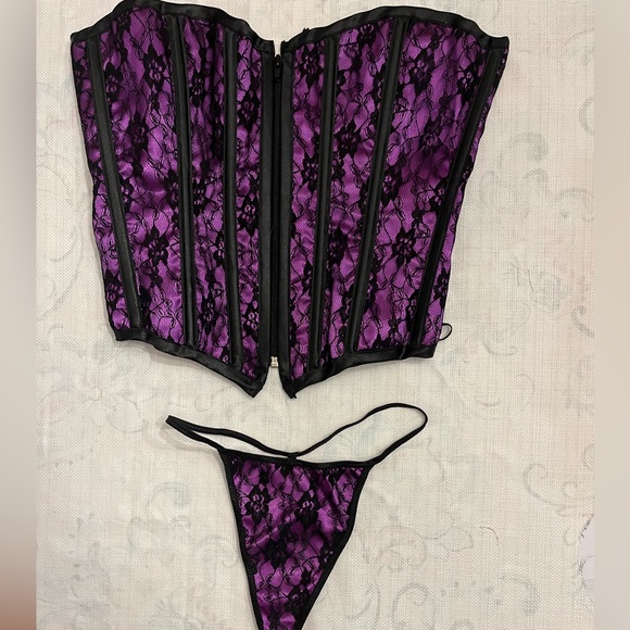 Purple/black lace zip front corset - Picture 4 of 4